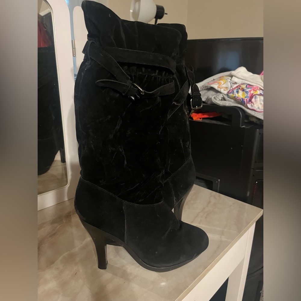 Black side zipper heel boot
